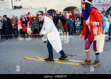 Neuoetting, Deutschland-Februar 25, 2017: Menschen in Kostümen zu Fuß in der Stadt Altstädter Ring während der jährliche Karnevalsumzug Credit: AS / Alamy Live News Stockfoto