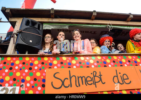 Neuoetting, Deutschland-Februar 25, 2017: Frauen schauen aus einem Schwimmer während der Stadt Karnevalsumzug Credit: AS / Alamy Live News Stockfoto