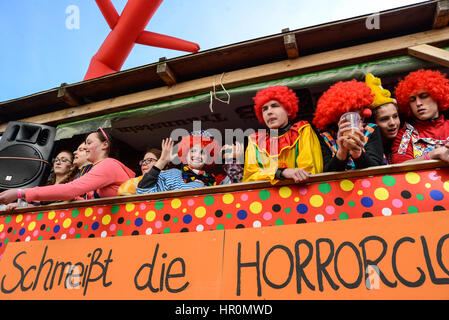 Neuoetting, Deutschland-Februar 25, 2017: Frau verkleidete sich als Clown Wellen von einem Schwimmer während der Stadt Karnevalsumzug Stockfoto