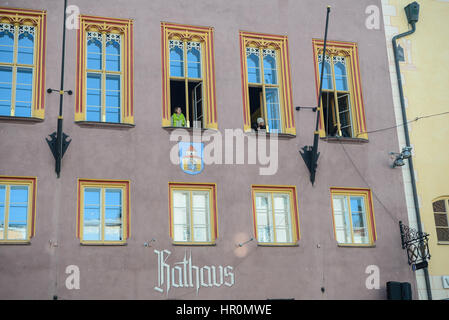 Neuoetting, Deutschland-Februar 25, 2017: Menschen beobachten den Karnevalsumzug von Fenstern im Rathaus. Bildnachweis: Als / Alamy Live News Stockfoto