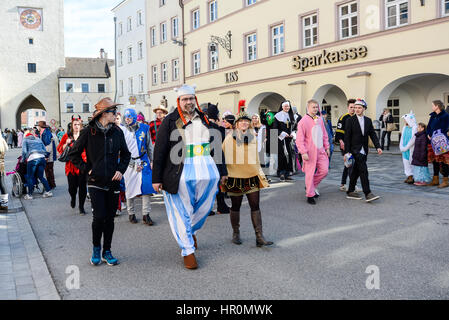 Neuoetting, Deutschland-Februar 25, 2017: Menschen in Kostümen zu Fuß in der Stadt Altstädter Ring während der jährliche Karnevalsumzug Credit: AS / Alamy Live News Stockfoto