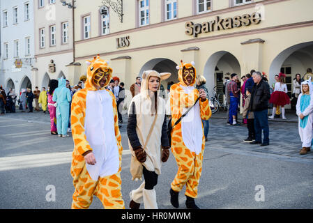 Neuoetting, Deutschland-Februar 25, 2017: Menschen in Kostümen zu Fuß in der Stadt Altstädter Ring während der jährliche Karnevalsumzug Credit: AS / Alamy Live News Stockfoto