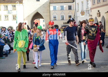 Neuoetting, Deutschland-Februar 25, 2017: Menschen in Kostümen zu Fuß in der Stadt Altstädter Ring während der jährliche Karnevalsumzug Credit: AS / Alamy Live News Stockfoto