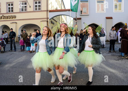 Neuoetting, Deutschland-Februar 25, 2017: Menschen in Kostümen zu Fuß in der Stadt Altstädter Ring während der jährliche Karnevalsumzug Credit: AS / Alamy Live News Stockfoto