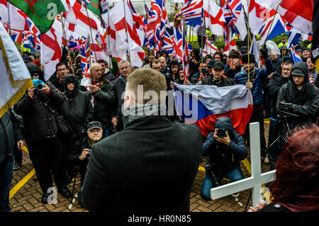 Telford, Großbritannien. 25 Feb, 2017. Telford, Shropshire. 25. Februar 2017. Großbritanniens erste Führer Paul Golding spricht für die Mitglieder der rechtsextremen Gruppe Großbritannien zuerst, als sie ihre erste Demonstration des Jahres in Telford halten, sind sie durch eine Protestaktion. Quelle: Jim Holz/Alamy leben Nachrichten Stockfoto