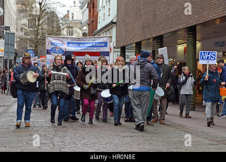 Norwich, Großbritannien 25. Februar 2017 Trommler zu führen, die NHS Protestmarsch durch die Straßen von Norwich vor der Überschrift gehts für Musik Zacharie Lambert und eine Rede aus dem ehemaligen Schatten Defence Minister Clive Lewis Credit: Paul Lambert/Alamy Live News Stockfoto