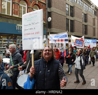 Norwich, Großbritannien 25. Februar 2017 Trommler zu führen, die NHS Protestmarsch durch die Straßen von Norwich vor der Überschrift gehts für Musik Zacharie Lambert und eine Rede aus dem ehemaligen Schatten Defence Minister Clive Lewis Credit: Paul Lambert/Alamy Live News Stockfoto