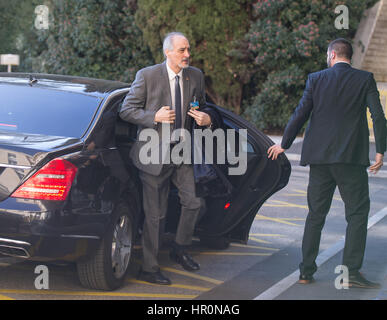 (170225) - Genf, 25. Februar 2017 (Xinhua)--syrischen Botschafter bei den Vereinten Nationen und Leiter der Regierungsdelegation Baschar al-Jaafari (L) kommt es zu einem Treffen der Intra-Syrien Friedensgespräche mit UN-Sondergesandten für Syrien Staffan de Mistura im Palais des Nations in Genf, 25. Februar 2017. Die UN-vermittelte letzte Runde der Intra syrischen Friedensgespräche ging in den dritten Tag in Genf Samstag wie UN-Sondergesandten für Syrien Staffan De Mistura ein Gespräch mit der Delegation der syrischen Regierung statt. (Xinhua/Xu Jinquan) (Wtc) Stockfoto