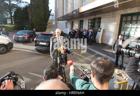 (170225) - Genf, 25. Februar 2017 (Xinhua)--syrischen Botschafter bei den Vereinten Nationen und Leiter der Regierungsdelegation Baschar al-Jaafari (C) befasst sich mit Medien während der Ankunft für ein Treffen der Intra-Syrien Friedensgespräche mit UN-Sondergesandten für Syrien Staffan de Mistura im Palais des Nations in Genf, 25. Februar 2017. Die UN-vermittelte letzte Runde der Intra syrischen Friedensgespräche ging in den dritten Tag in Genf Samstag wie UN-Sondergesandten für Syrien Staffan De Mistura ein Gespräch mit der Delegation der syrischen Regierung statt. (Xinhua/Xu Jinquan) (Wtc) Stockfoto