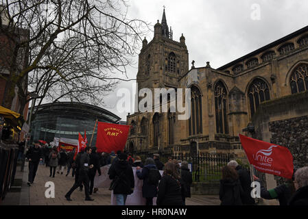 Norwich, Großbritannien 25. Februar 2017 Trommler zu führen, die NHS Protestmarsch durch die Straßen von Norwich vor der Überschrift gehts für Musik Zacharie Lambert und eine Rede aus dem ehemaligen Schatten Defence Minister Clive Lewis Credit: Paul Lambert/Alamy Live News Stockfoto