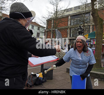 Norwich, Großbritannien 25. Februar 2017 Trommler zu führen, die NHS Protestmarsch durch die Straßen von Norwich vor der Überschrift gehts für Musik Zacharie Lambert und eine Rede aus dem ehemaligen Schatten Defence Minister Clive Lewis Credit: Paul Lambert/Alamy Live News Stockfoto