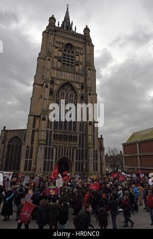 Norwich, Großbritannien 25. Februar 2017 Trommler zu führen, die NHS Protestmarsch durch die Straßen von Norwich vor der Überschrift gehts für Musik Zacharie Lambert und eine Rede aus dem ehemaligen Schatten Defence Minister Clive Lewis Credit: Paul Lambert/Alamy Live News Stockfoto