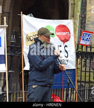 Norwich, Vereinigtes Königreich. 25. Februar 2017. Ehemaliger Schatten-Schrank Minister Clive Lewis hält eine Rede außerhalb der gehts in Norwich, nachdem Schlagzeuger einen Marsch durch die Straßen der Stadt Kredit führen: Paul Lambert/Alamy Live News Stockfoto