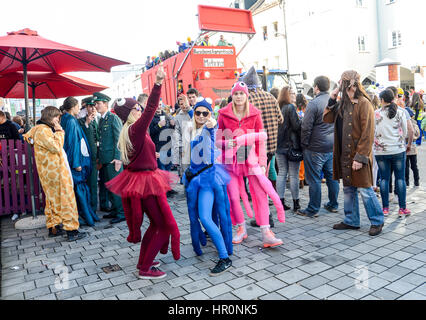 Neuoetting, Deutschland-Februar 25, 2017: Menschen in Kostümen zu Fuß in der Stadt Altstädter Ring während der jährliche Karnevalsumzug Credit: AS / Alamy Live News Stockfoto