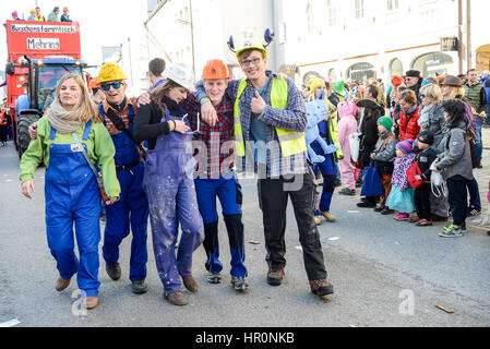 Neuoetting, Deutschland-Februar 25, 2017: Menschen in Kostümen zu Fuß in der Stadt Altstädter Ring während der jährliche Karnevalsumzug Credit: AS / Alamy Live News Stockfoto