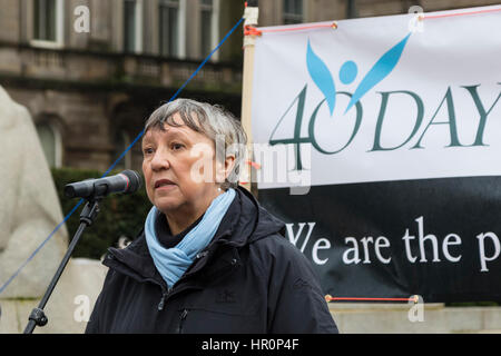 Glasgow, Schottland. 25. Februar 2017. "40 Tage für das Leben", ein Christ Pro-Life und anti-Abtreibung Gruppe statt einem Gebetstreffen in George Square, Glasgow, in der Vorbereitung für 40 Tage des Gebetes, beginnend am Aschermittwoch (1. März) und endet am Palmsonntag (9. April), in der Hoffnung, der schottischen Exekutive haben Aufhebung der Abtreibung Act 1967. Die Gebetstreffen stieß durch Zähler Demonstration von Aktivisten zur Förderung internationaler Frauenrechten und befürwortet die "Right to Choose" Credit: Findlay/Alamy Live News Stockfoto