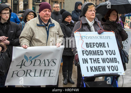 Glasgow, Schottland. 25. Februar 2017. "40 Tage für das Leben", ein Christ Pro-Life und anti-Abtreibung Gruppe statt einem Gebetstreffen in George Square, Glasgow, in der Vorbereitung für 40 Tage des Gebetes, beginnend am Aschermittwoch (1. März) und endet am Palmsonntag (9. April), in der Hoffnung, der schottischen Exekutive haben Aufhebung der Abtreibung Act 1967. Die Gebetstreffen stieß durch Zähler Demonstration von Aktivisten zur Förderung internationaler Frauenrechten und befürwortet die "Right to Choose" Credit: Findlay/Alamy Live News Stockfoto
