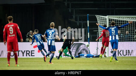 Berlin, Deutschland. 25. Februar 2017. Berlins Vedad Ibisevic (2.v.l.) Ergebnisse 1:0 gegen Frankfurts Torhüter Lukas Hradecky in der deutschen Bundesliga-Fußball-match zwischen Hertha BSC und Eintracht Frankfurt im Olympiastadion in Berlin, Deutschland, 25. Februar 2017. (EMBARGO Bedingungen - Achtung - aufgrund der Akkreditierungsrichtlinien, erlaubt die DFL nur die Veröffentlichung und Nutzung von bis zu 15 Bilder pro Spiel im Internet und in Online-Medien während des Spiels) Foto: Thomas Eisenhuth/Dpa/Alamy Live News Stockfoto