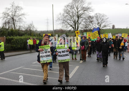 Lancashire, UK. 25. Februar 2017. Aktivisten sagen Nein zum Fracking bei der Caudrilla-Fracking-Website auf neue Preston Road, Lancashire, 25. Februar 2017 (C) Barbara Koch/Alamy Live News Stockfoto