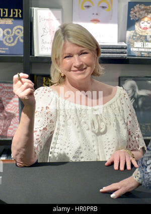 Miami Beach, FL, USA. 24. Februar 2017. Martha Stewart in einem Gespräch & Buch Unterzeichnung mit Sam Sifton, Lebensmittel-Editor von The New York Times über ihr neuestes Buch, "Gemüse" & Bücher Bücher - Bal Harbour Shops am 24. Februar 2017 in Miami Beach, Florida. Bildnachweis: Mpi10/Medien Punch/Alamy Live-Nachrichten Stockfoto