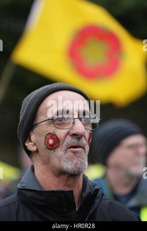 Lancashire, UK. 25. Februar 2017. Ein Mann mit einem Lancashire stieg ist auf seine Wangen gemalt in der Ferne eine Fahne die rote rose, neue Preston Road, Lancashire, 25. Februar 2017 (C) Barbara Koch/Alamy Live News Stockfoto