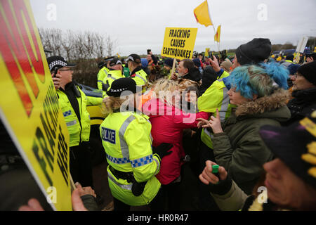 Lancashire, UK. 25. Februar 2017. Polizei drängt Ant Frackers entfernt eine Lücke im Zaun an der Caudrilla Stelle auf neue Preston Road, Lancashire, 25. Februar 2017 (C) Barbara Koch/Alamy Live News Stockfoto