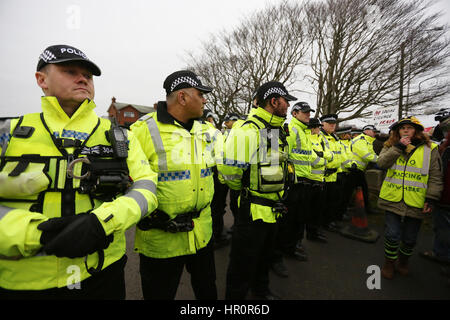 Lancashire, UK. 25. Februar 2017. Ein Anti Fracker Spaziergänge vor einer Reihe von Polizei am Caudrilla Standort am neuen Preston Road, Lancashire, 25. Februar 2017 (C) Barbara Koch/Alamy Live News Stockfoto