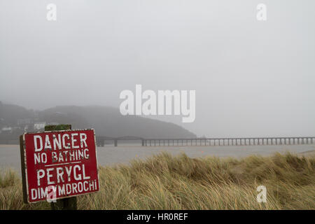 Barmouth, Wales, UK. 25. Februar 2017.  Großbritannien Wetter, Nebel und Regen in Mid Wales als der graue Himmel ist genug, um Menschen des Badens in den Mawddach Mündung, Barmouth, Welsh Coast. Stockfoto