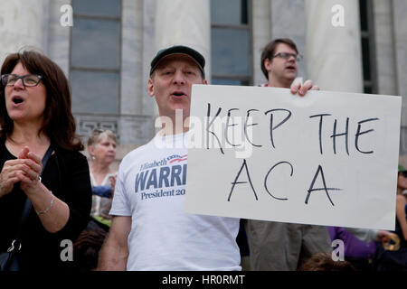 Washington DC, USA. 25. Februar 2017. Progressive Aktivisten (Obamacare Anhänger) Rallye und Protest gegen die republikanischen Kongress plant aufzuheben und die bezahlbare Pflege Act (ACA) auf dem Capitol Hill zu ersetzen. Bildnachweis: B Christopher/Alamy Live-Nachrichten Stockfoto