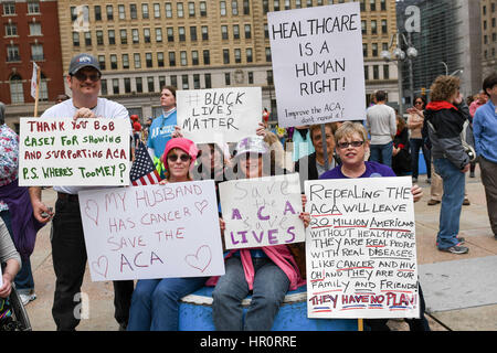 Philadelphia, Pennsylvania, USA. 25. Februar 2017. Hunderte von bezahlbare Pflege Act Demonstranten versammelten sich vereinen in einer Botschaft an den Kongress, die ACA zu speichern. Die Rallye wurde von den Frauen März-pA und fand im Thomas Payne Plaza in Center City Philadelphia PA Credit: Ricky Fitchett/ZUMA Draht/Alamy Live News Stockfoto