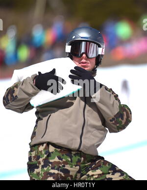 Crans-Montana, Schweiz. 25. Februar 2017. FIS Weltcup Damen Alpin Super-G, Militär mit Salz für die Piste Foto Ski: Cronos/Frederic Dubuis/Alamy Live News Stockfoto