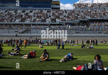 Florida, USA. 25. Februar 2017. CHARLIE KAIJO | Times.Nascar Fans sitzen auf dem Rasen an der Strecke vor dem Start der Baureihe Xfinity auf dem Daytona International Speedway in Daytona Beach, Florida am Samstag, 25. Februar 2017. Bildnachweis: Charlie Kaijo/Tampa Bay Times / ZUMA Draht/Alamy Live News Stockfoto