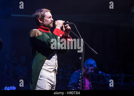 Manchester, UK. 25. Februar 2017. Neil Hannon von The Divine Comedy führen in der Albert Hall, Manchester auf ihre Headlinertour UK 2017, Manchester 25.02.2017 Credit: Gary Mather/Alamy Live News Stockfoto