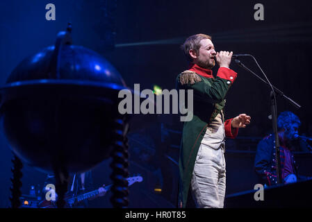 Manchester, UK. 25. Februar 2017. Neil Hannon von The Divine Comedy führen in der Albert Hall, Manchester auf ihre Headlinertour UK 2017, Manchester 25.02.2017 Credit: Gary Mather/Alamy Live News Stockfoto