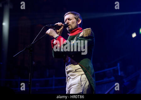 Manchester, UK. 25. Februar 2017. Neil Hannon von The Divine Comedy führen in der Albert Hall, Manchester auf ihre Headlinertour UK 2017, Manchester 25.02.2017 Credit: Gary Mather/Alamy Live News Stockfoto