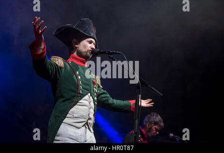 Manchester, UK. 25. Februar 2017. Neil Hannon von The Divine Comedy führen in der Albert Hall, Manchester auf ihre Headlinertour UK 2017, Manchester 25.02.2017 Credit: Gary Mather/Alamy Live News Stockfoto