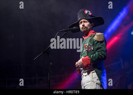 Manchester, UK. 25. Februar 2017. Neil Hannon von The Divine Comedy führen in der Albert Hall, Manchester auf ihre Headlinertour UK 2017, Manchester 25.02.2017 Credit: Gary Mather/Alamy Live News Stockfoto