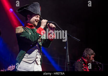 Manchester, UK. 25. Februar 2017. Neil Hannon von The Divine Comedy führen in der Albert Hall, Manchester auf ihre Headlinertour UK 2017, Manchester 25.02.2017 Credit: Gary Mather/Alamy Live News Stockfoto