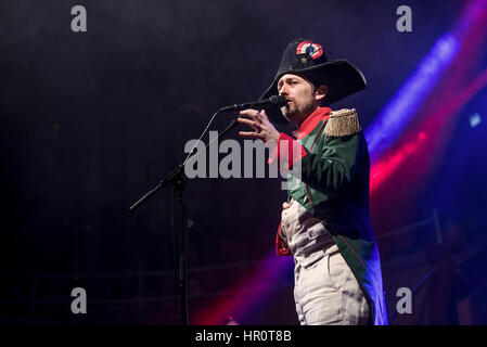 Manchester, UK. 25. Februar 2017. Neil Hannon von The Divine Comedy führen in der Albert Hall, Manchester auf ihre Headlinertour UK 2017, Manchester 25.02.2017 Credit: Gary Mather/Alamy Live News Stockfoto