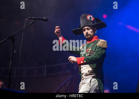 Manchester, UK. 25. Februar 2017. Neil Hannon von The Divine Comedy führen in der Albert Hall, Manchester auf ihre Headlinertour UK 2017, Manchester 25.02.2017 Credit: Gary Mather/Alamy Live News Stockfoto