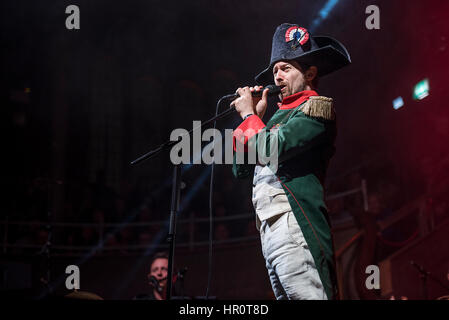 Manchester, UK. 25. Februar 2017. Neil Hannon von The Divine Comedy führen in der Albert Hall, Manchester auf ihre Headlinertour UK 2017, Manchester 25.02.2017 Credit: Gary Mather/Alamy Live News Stockfoto