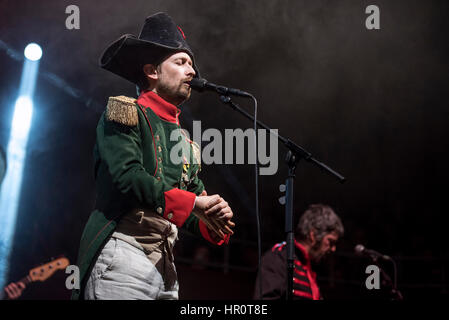 Manchester, UK. 25. Februar 2017. Neil Hannon von The Divine Comedy führen in der Albert Hall, Manchester auf ihre Headlinertour UK 2017, Manchester 25.02.2017 Credit: Gary Mather/Alamy Live News Stockfoto