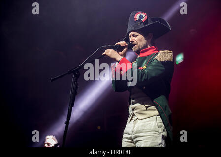 Manchester, UK. 25. Februar 2017. Neil Hannon von The Divine Comedy führen in der Albert Hall, Manchester auf ihre Headlinertour UK 2017, Manchester 25.02.2017 Credit: Gary Mather/Alamy Live News Stockfoto