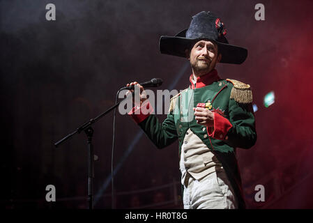 Manchester, UK. 25. Februar 2017. Neil Hannon von The Divine Comedy führen in der Albert Hall, Manchester auf ihre Headlinertour UK 2017, Manchester 25.02.2017 Credit: Gary Mather/Alamy Live News Stockfoto