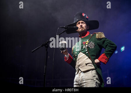 Manchester, UK. 25. Februar 2017. Neil Hannon von The Divine Comedy führen in der Albert Hall, Manchester auf ihre Headlinertour UK 2017, Manchester 25.02.2017 Credit: Gary Mather/Alamy Live News Stockfoto