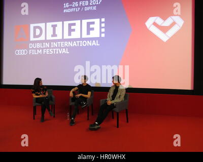 Dublin, Irland. 25. Februar 2017. Regisseur Joe Stephenson (m.) und Mainactor Scott Chambers (r.), nach ihrem Film 'Chicken' über zwei zwei Brüder, die Dublin International Filmfestival 2017 Credit: Reinhard Doberstein/Alamy Live News Stockfoto