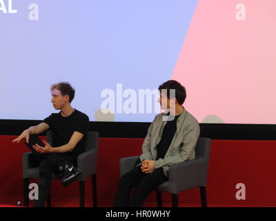 Dublin, Irland. 25. Februar 2017. Regisseur Joe Stephenson (l.) und Mainactor Scott Chambers (r.), nach ihrem Film 'Chicken' über zwei zwei Brüder, die Dublin International Filmfestival 2017 Credit: Reinhard Doberstein/Alamy Live News Stockfoto