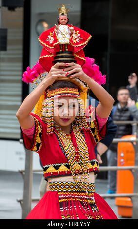 Hong Kong, Hong Kong SAR, China. 26. Februar 2017.  Eine Filipina Hausangestellte Paraden am 26. Februar 2017 durch Central Hong Kong, Hong Kong SAR, China. Hunderte von Filipinas feiern die Visayas auf die Straßen von Hong Kong.The Visayans sind eine philippinische ethnische Gruppe native zu den südlichsten Inseln von Luzon und die meisten Teile von Mindanao. Bildnachweis: Jayne Russell/ZUMA Draht/Alamy Live-Nachrichten Stockfoto