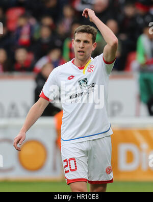 Leverkusen, Deutschland. 25. Februar 2017. Bundesliga, Spieltag 22, Bayer 04 Leverkusen - 1. FSV Mainz 05: Fabian Frei (Mainz) Gesten. Bildnachweis: Jürgen Schwarz/Alamy Live-Nachrichten Stockfoto