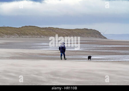 Großbritannien Wetter, Southport, Merseyside. 26. Februar 2017.  Nach dem Nachgeben der Sturm Doris machen Familien ihren Weg an den Strand in Southport, Merseyside.  Mit einem guten können nicht einige Tage starke Winde, die Misshandlung des Nord West Badeort, Menschen warten, zu gehen und die Spinnweben Sonntag Abblasen.  Bildnachweis: Cernan Elias/Alamy Live-Nachrichten Stockfoto